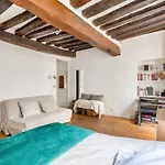 Charming Studio Under The Roofs Of Paris