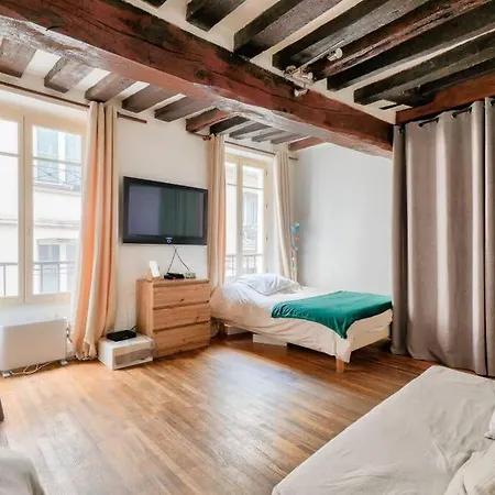 Charming Studio Under The Roofs Of * Parigi